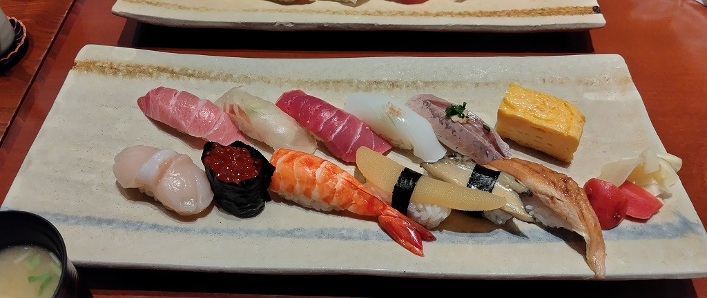 灰釉呉須錆線紋長角皿