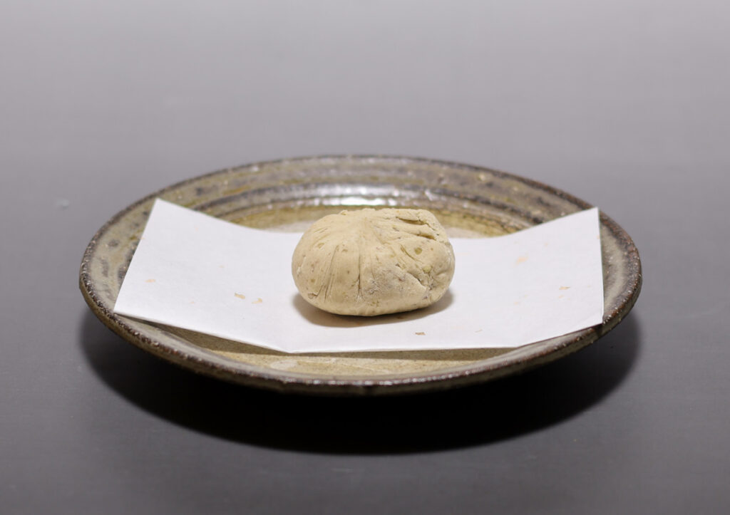 灰釉リム皿と栗きんとん